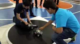 Özel Yetenekli Öğrenciler Robot Yarıştırıyor