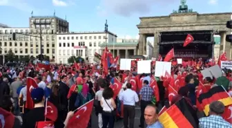 Berlin'de Binlerce Türk 'Sözde Ermeni Soykırımı Tasarısı'nı Protesto Etti