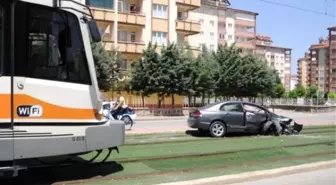 Gaziantep'te Otomobil Elektrik Direklerine Çarptı: 2 Yaralı