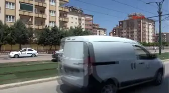 Gaziantep'te Otomobil Elektrik Direklerine Çarptı 2 Yaralı