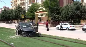 Tramvay Yoluna Girerek Direğe Çarpan Otomobildeki 2 Kişi Yaralandı