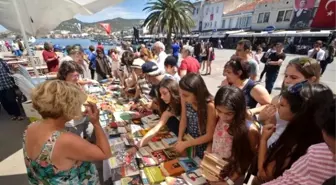 Foça'fa 3 Bin 500 Kitap Dağıtıldı