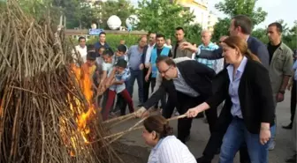 Vali ile Belediye Başkanı Melede Ateşi Yaktı