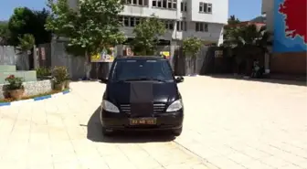 Almanya'yı Protesto İçin Makam Aracının Armasını Siyah Örtüyle Kapattı