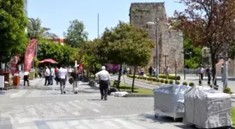 Antalya'da Sanat Sokağı Kapatıldı