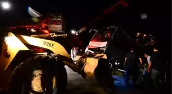 Osmaniye'de Sulama Kanalına Devrilen Midibüs Çıkarıldı