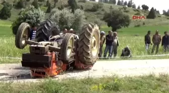 Traktörün Altında Kalan Cenazeyi Köylüler Çıkardı