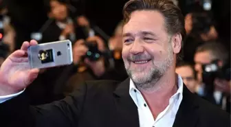 Russell Crowe: Kırmızı Halıda İlk Yürüdüğümde Ayakkabım Delikti