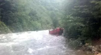 Minibüs Dereye Yuvarladı: 1 Ölü, 4 Yaralı