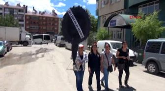 Tunceli'de AK Parti Binasına Siyah Çelenk Bırakmak İsteyen CHP'li Kadınlara Polis İzin Vermedi