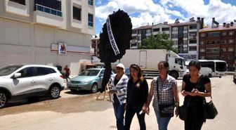 Tunceli'de AK Parti Binasına Siyah Çelenk Bırakmak İsteyen CHP'li Kadınlara Polis Engeli