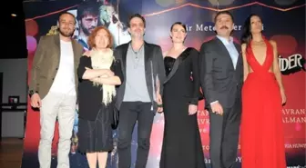 Engin Altan Düzyatan Başrolünde Oynadığı Filmin Galasına Gitmedi