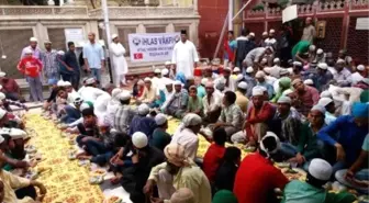 Hintli Müslümanlar İftarlarını İhlas Vakfı Sofralarında Açtı