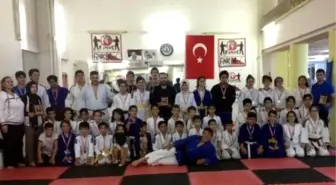 Jiu Jitsu Turnuvasında Madalyalar Verildi