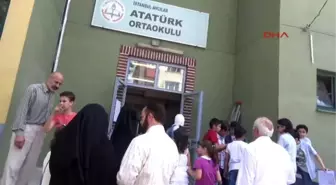 Suriyeli Çocukların Karne Sevinci
