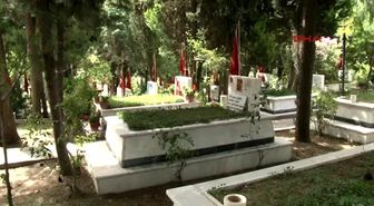 Babalar Günü'nde Şehit Oğlunu Ziyaret Etti