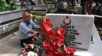 Babalar Günü'nde Şehit Oğlunun Mezarını Ziyaret Etti