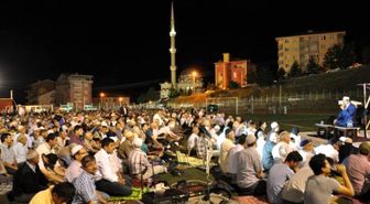 Dünya Birincisi Hafız 5 Bin Kişiye Teravih Namazı Kıldırdı