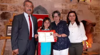 Öğrencisinin Öğrencisine Diploma Verdi