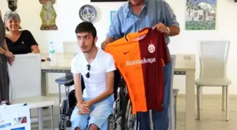 Galatasaraylı Futbolculardan Engelli Gence Forma Sürprizi