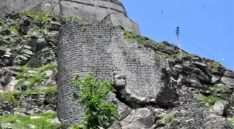 Kars Kalesi'nin Dış Surları Yıkılıyor