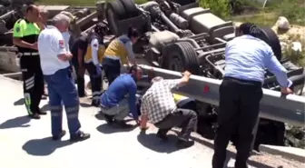 Saman Yüklü Tır Devrildi: 1 Ölü