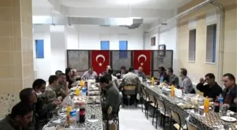 Çemişgezek Kaymakamı Askerle İftarını Açtı