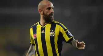 Fenerbahçe İki Futbolcu ile Yollarını Ayırdı!