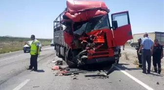 Karapınar'da Kamyon Otobüse Çarptı