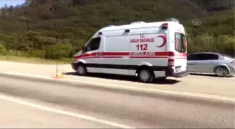 Otomobil Ambulansa Çarptı: 3 Yaralı