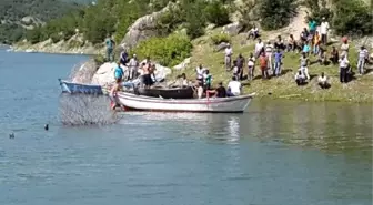 Baraj Gölünde Boğulan İki Arkadaş Toprağa Verildi