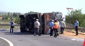 Edirne'de Tır Devrildi, 26 Ton Buğday Yola Saçıldı