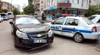 Otomobil ile Polis Aracı Çarpıştı: 1'i Polis, 2 Yaralı