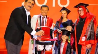 Diplomasını 3 Çocuğuyla Aldı