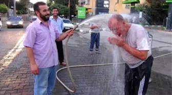 Sıcaktan Bunalan Vatandaş Hortumla Islatılarak Serinledi