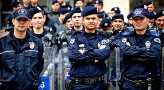 Polisler Batmandan Ayrılmak İstemiyor