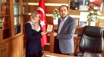 Bayan Kuran Kursu Hocasına Plaket