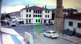 Otomobilin Çarptığı Motosiklet Sürücüsünün Savrulma Anı
