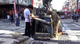 Heykel Adamların' Teröre Karşı Duruşu