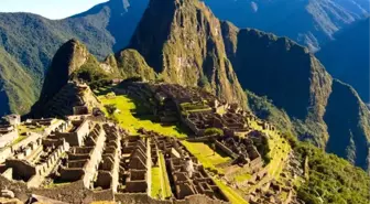 Machu Picchu'da 'Uçuş Selfiesi' Çekerken Uçurumdan Düştü