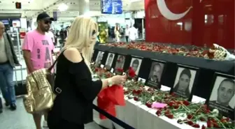 Seda Sayan Saldırıda Ölenler İçin Çiçek Bıraktı