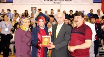 Tıp Mezunları Diplomalarını Doktor Olan Anne-babalarından Aldı