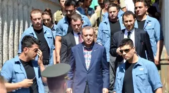 Cumhurbaşkanı Erdoğan Anne ve Babasının Kabrini Ziyaret Etti