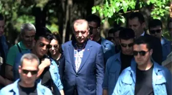 Cumhurbaşkanı Erdoğan Anne ve Babasının Mezarlarını Ziyaret Etti