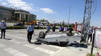 Otomobille, Köpeğe Çarpmamak İsterken Takla Attı: 1 Yaralı