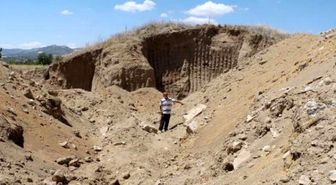 Burdur'da Tarihi Höyük, Kaçak Kazıda Talan Edildi