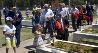 Şehit Kızı Tuana, Babasının Mezarına Çiçek Bıraktı