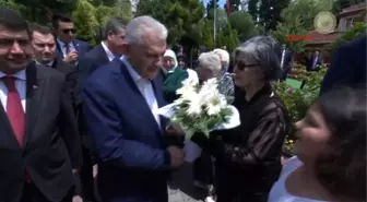 Başbakan Yıldırım Çocuk Yuvası ve Huzurevini Ziyaret Etti