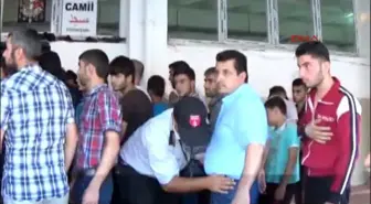 Gaziantep - Vali Yerlikaya, Çadırkentte Suriyeliler ile Bayramlaştı