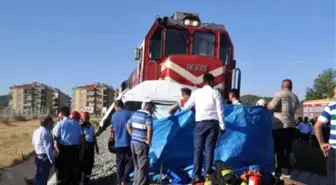 Denizli'de Tren Otomobile Çarptı, Aynı Aileden 4 Kişi Öldü